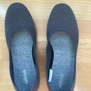 Gray Allbirds Treebreezer flats.